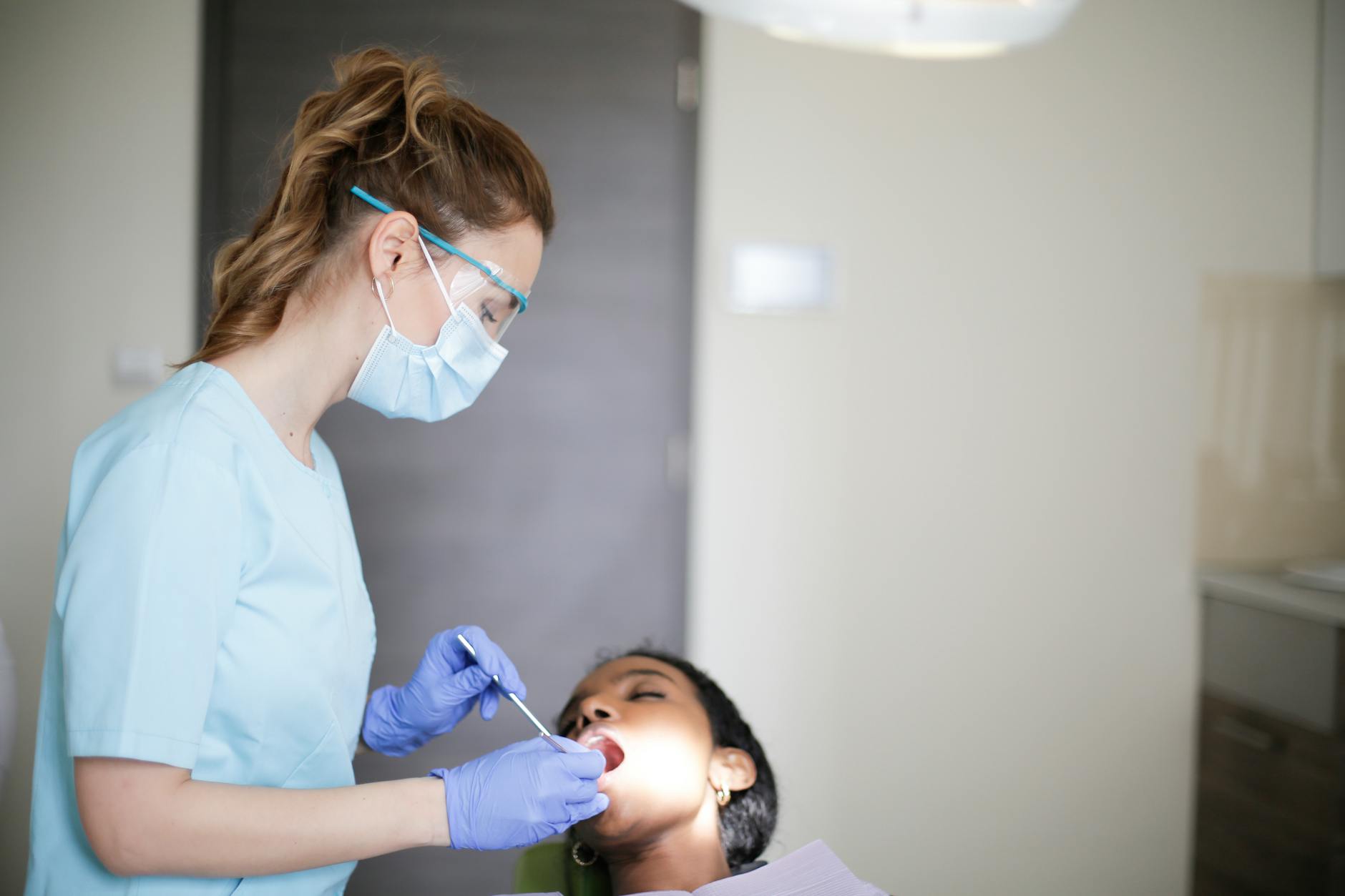 Terapia personalizată în tratamentul cariilor și îngrijirea implanturilor dentare